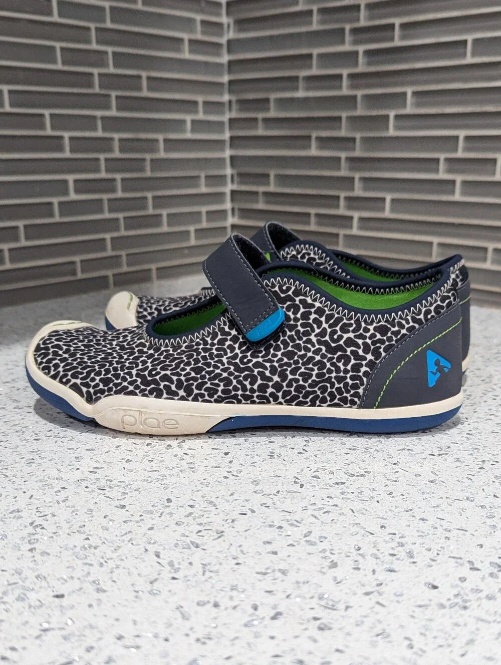 Plae Kids Chloe Mary Jane Sneaker Adjustable Strap Gray Leopard Print Girls Sz 1